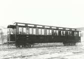 Fotografi föreställande postvagnen NHJ Norra Hälsinglands Järnväg, och postvagnen BCDo 1, tillverkad 1896.