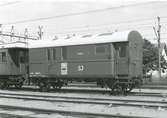 Fotografi föreställande Järnvägspostvagnen SJ D20 3908. Den sista tvåaxliga postvagnen för Sj. Tillverkad 1948.