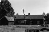 Byggnadsinventering i Lindome 1968. Dvärred 1:3.
Hus nr: 570D3020.
Benämning: två permanenta bostäder, två ladugårdar och två redskapsbodar.
Kvalitet, bostadshus: det ena mycket god, det andra dålig.
Kvalitet, ladugårdar: den ena god, den andra mindre god.
Kvalitet, redskapsbodar: dålig.
Material: trä.
Övrigt: samma familj flyttar mellan de båda husen.
Tillfartsväg: framkomlig.
Se även KM2007:1332.