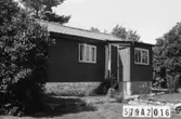 Byggnadsinventering i Lindome 1968. Lindome 2:11.
Hus nr: 579A2016.
Benämning: fritidshus och redskapsbod.
Kvalitet, fritidshus: mycket god.
Kvalitet, redskapsbod: god.
Material: trä.
Tillfartsväg: framkomlig.
Renhållning: soptömning.