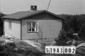 Byggnadsinventering i Lindome 1968. Lindome 6:39.
Hus nr: 579A3002.
Benämning: fritidshus och redskapsbod.
Kvalitet, fritidshus: mycket god.
Kvalitet, redskapsbod: mindre god.
Material: trä.
Tillfartsväg: ej framkomlig.
Renhållning: soptömning.