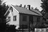 Byggnadsinventering i Lindome 1968. Lindome 2:26.
Hus nr: 579B1003.
Benämning: fritidshus, gäststuga och två redskapsbodar.
Kvalitet, fritidshus och gäststuga: mycket god.
Kvalitet, redskapsbodar: god.
Material: trä.
Tillfartsväg: framkomlig.
Renhållning: ej soptömning.