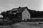 Byggnadsinventering i Lindome 1968. Knipered 3:3.
Hus nr: 580B3005.
Benämning: permanent bostad och garage.
Kvalitet: mycket god.
Material: gult tegel.
Tillfartsväg: framkomlig.
Renhållning: soptömning.
