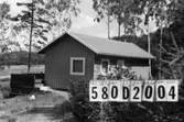 Byggnadsinventering i Lindome 1968. Hassungared 3:33.
Hus nr: 580D2004.
Benämning: fritidshus och redskapsbod.
Kvalitet, fritidshus: mycket god.
Kvalitet, redskapsbod: god.
Material: trä.
Tillfartsväg: framkomlig.