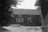 Byggnadsinventering i Lindome 1968. Hällesåker 4:18.
Hus nr: 590B2001.
Benämning: permanent bostad och ladugård.
Kvalitet: mindre god.
Material: trä.
Övrigt: verkar obebott.
Tillfartsväg: framkomlig.