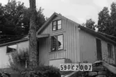 Byggnadsinventering i Lindome 1968. Tommered 1:12.
Hus nr: 590C2007.
Benämning: två permanenta bostäder och två redskapsbodar.
Kvalitet, bostadshus: god.
Kvalitet, redskapsbodar: mindre god.
Material: trä.
Övrigt: två hus, det ena kanske fritidshus eller gäststuga.
Tillfartsväg: framkomlig.
Renhållning: soptömning.