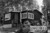 Byggnadsinventering i Lindome 1968. Hällesåker 3:42.
Hus nr: 590C2022.
Benämning: fritidshus och redskapsbod.
Kvalitet, bostadshus: god.
Kvalitet, redskapsbod: mindre god.
Material, bostadshus: trä, masonite.
Material, redskapsbod: trä.
Tillfartsväg: framkomlig.
Renhållning: soptömning.