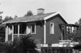 Byggnadsinventering i Lindome 1968. Hällesåker 3:57.
Hus nr: 590C2027.
Benämning: fritidshus och gäststuga.
Kvalitet: god.
Material: trä.
Tillfartsväg: framkomlig.
Renhållning: soptömning.