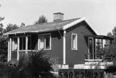 Byggnadsinventering i Lindome 1968. Hällesåker 3:57.
Hus nr: 590C2027.
Benämning: fritidshus och gäststuga.
Kvalitet: god.
Material: trä.
Tillfartsväg: framkomlig.
Renhållning: soptömning.