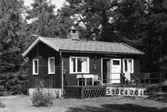 Byggnadsinventering i Lindome 1968. Torvmossared 1:25.
Hus nr: 590C4004.
Benämning: fritidshus, gäststuga och redskapsbod.
Kvalitet: god.
Material: trä.
Tillfartsväg: framkomlig.