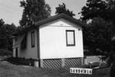 Byggnadsinventering i Lindome 1968. Hällesås 1:56.
Hus nr: 549D4016.
Benämning: fritidshus och redskapsbod.
Kvalitet: god.
Material: trä.
Övrigt: prydlig tomt.
Tillfartsväg: framkomlig.
Renhållning: soptömning.