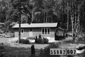 Byggnadsinventering i Lindome 1968. Kimmersbo 1:34.
Hus nr: 558A2002.
Benämning: fritidshus och gäststuga.
Kvalitet, bostadshus: mycket god.
Kvalitet, gäststuga: mindre god.
Material: trä.
Tillfartsväg: framkomlig.