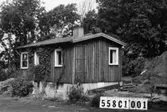 Byggnadsinventering i Lindome 1968. Långås 1:15.
Hus nr: 558C1001.Benämning: fritidshus, gäststuga och redskapsbod.
Kvalitet, bostadshus och gäststuga: god.
Kvalitet, redskapsbod: mindre god.
Material: trä.
Övrigt: ej synligt från Sandsjön.
Tillfartsväg: framkomlig.