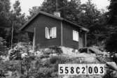 Byggnadsinventering i Lindome 1968. Långås 1:38.
Hus nr: 558C2003. Arrende.
Benämning: fritidshus och redskapsbod.
Kvalitet: mindre god.
Material: trä.
Övrigt: tillbyggnad sker. Skräpig tomt.
Tillfartsväg: framkomlig.