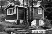 Byggnadsinventering i Lindome 1968. Långås 1:26.
Hus nr: 558C2009.
Benämning: fritidshus, gäststuga och redskapsbod.
Kvalitet, bostadshus och gäststuga: god.
Kvalitet, redskapsbod: mindre god.
Material: trä.
Tillfartsväg: ej framkomlig.