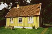 Fässberg 1:52. Äldre enkel gulmålad liten stuga med ett rum och kök - mycket välbevarad ålderdomlig karaktär. Tidigt 1800-tal?, sett från nordost.