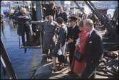 Fotografer, journalister och Kommendör Edward Clason (längst till vänster) och prinsessorna Margaretha och Birgitta ser Vasa bryta vattenytan på bärgningsdagen.