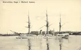Vykort på korvetten Saga i Malmö hamn. Ångkorvetten Saga sjösattes i Karlskrona 1877 hennes dimensioner voro: längd vattenlinjen 61 m. en bredd av 10,5 m. och ett djpgående av 5,2 m. Deplacementet uppgick till 1550 ton. Korvetten var fregattacklad, dvs med rår på de tre masterna och segelarean mätte i det närmaste 1200 kvm.