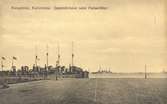 Vykort från kungsbron i Karlskrona med jagaredivisionen och Pansarbåtar