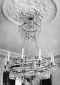Takkrona med slipade kristallprismor och plats för ljus. Gunnebo slott, 1930-tal.