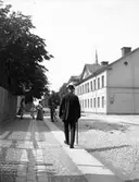 Doktor Otto Lundberg på promenad, Uppsala 1900 - 1901