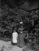 Carin Liljefors med sin mormor Carolina Widerbäck, sannolikt Uppsala 1900 - 1901