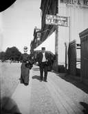 Ernst Sundström med fru på Östra Ågatan, Uppsala 1900 - 1901