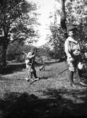 Ivar och Olle Liljefors i Berthågaparken, Berthåga, Uppsala 1901