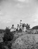 Carolina Widerbäck, Olle, Signe och Carin Liljefors, Fanny Torssell, Elin och Ivar Liljefors samt Ellen Torssell, Berthåga, Uppsala 1901