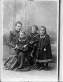 Elin Liljefors med barnen Ivar, Olle och Carin, Uppsala 1900