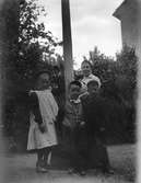 Elin Liljefors med barnen, sannolikt Uppsala 1900 - 1901
