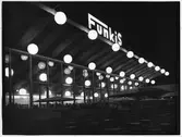 Stockholmsutställningen 1930
Exteriör. Uteservering rest. Funkis, (på nöjesfältet) i kvällsljus