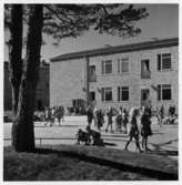 Abrahamsberg folkskola
Exteriör, barn på skolgården