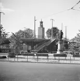 Tegelbacken med stadshuset i bakgrunden
Vy över stadshuset med tegelbacken i förgrunden med parkbänkar.
