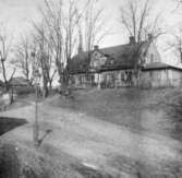 Vid Roslagstull, Stockholm
Exteriör

Svensk arkitektur: kyrkor, herrgårdar med mera fotograferade av Arkitekturminnesföreningen 1908-23.