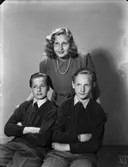 Grupporträtt
Kvinna och två pojkar