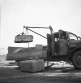 Arméförvaltning
Lastbil med kran lossar betongfundament.