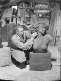 Skulptören Edvin Öhrström lägger sista handen vid skulpturen 