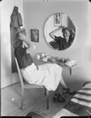 Sandviken
Kvinna kammar håret och speglar sig
Interiör