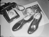 Skor och bakelittelefon