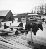 Sundbybergs brädgård
Personal och häst med vagn
Exteriör
