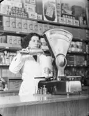 Konsum
Affärsbiträde vid våg
Interiör