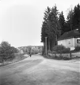 Landsväg med hus och gående man