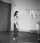 Dansaren Birgit Åkesson och konstnären Egon Möller-Nielsen förbereder en dansföreställning