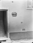 Relief med fiskar
Vid porten till ett flerbostadshus
Exteriör