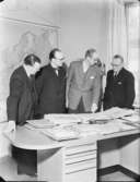 Omslagsbild till tidningen Kooperatören
Fyra män vid ett skrivbord
Interiör