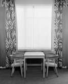 Valhall Hotell
Interiör, bord vid fönster med mönstrade gardiner