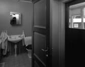 Timmerstuga, Snickarens hus
Interiör, öppen dörr in till toalett och tvättutrymme