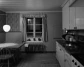 Ingenjör Lidströms hus
Interiör av kök med tänd lampa över köksbord, kvällsbild