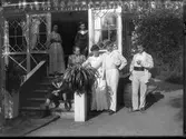 Gruppfotografi vid verandan på Stora Vänehem